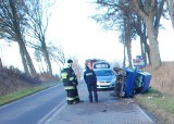 Wypadek w Stańkowie. Samochód uderzył w skarpę. Do szpitala trafił ranny 15-letni pasażer [ZDJĘCIA]