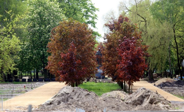 Park Fusińskiego (przy Kresowej) w Sosnowcu przechodzi kapitalny remont. Przebudowywane są alejki, budowane sztuczne górki urozmaicające krajobraz parku. Powstają nowe schody i oświetlenie.

Przesuwaj zdjęcia w prawo - naciśnij strzałkę lub przycisk NASTĘPNE