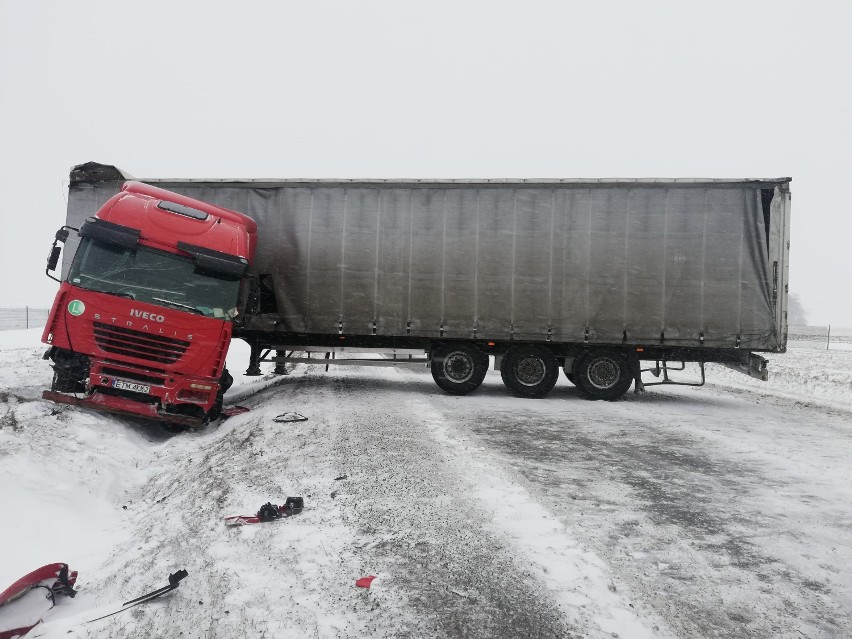 Kolizje na A1 w Piotrkowie i na dk12 w Rękoraju. Ciężarówka...