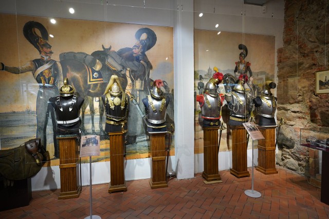Pancerze ochronne, nakrycia głowy i broń białą stosowaną przez kirasjerów – można oglądać w Muzeum Regionalnym w Człuchowie.
