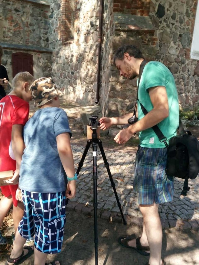 Wyjątkowe warsztaty dla miłośników fotografii, ale też lubiących poznawac niespotykane często techniki pracy zorganizowała Kuźnia Inicjatyw Lokalnych w Lisewie z Fundacją 5 Medium