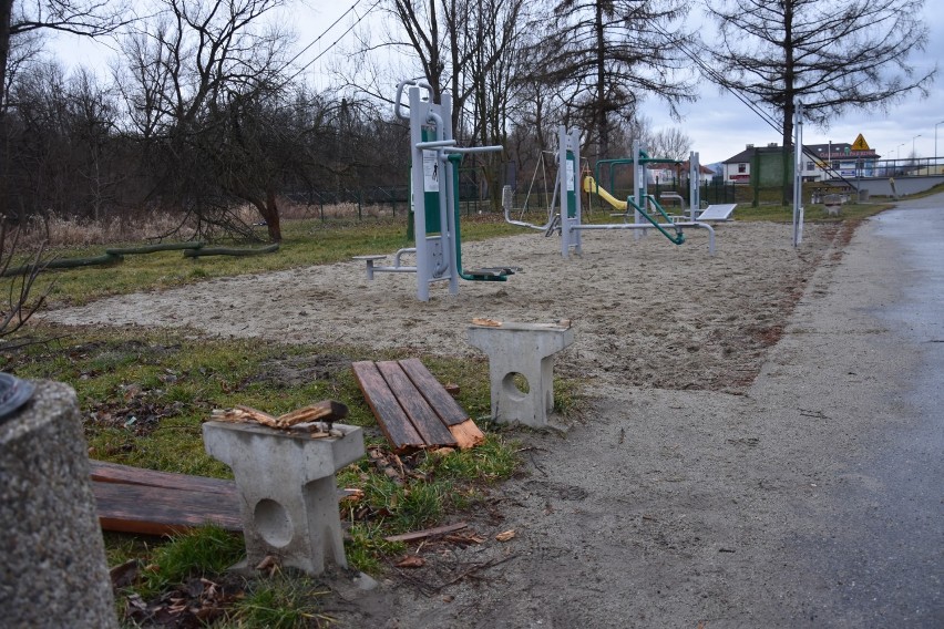 Kolejne wiosenne demolki. Komu przeszkadzały ławki koło siłowni przy parku?  [ZDJĘCIA]
