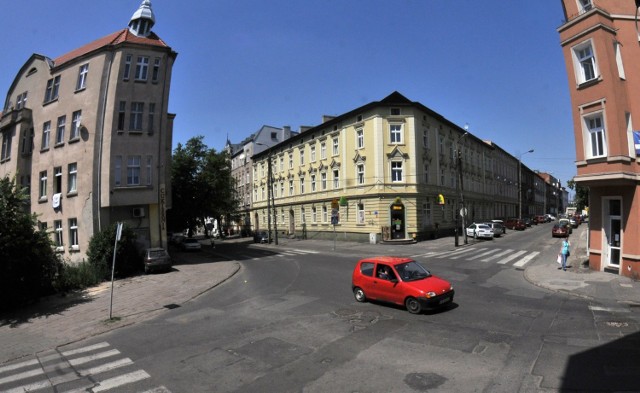 To w rejonie tego skrzyżowania ulic Garbary i Jackowskiego miało dojść do próby usiłowania porwania 13-latki przez obcych jej mężczyzn. Nastolatce udało się wyszarpnąć i uciec do znajdującego się tu sklepu Żabka