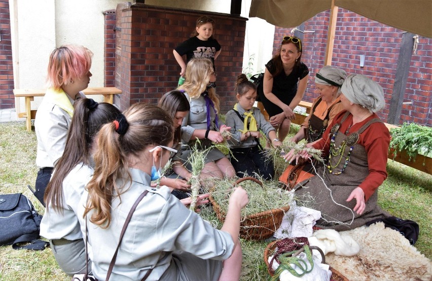 Dni Inowrocławia. Festiwal Wikingów na dziedzińcu Niebieskiej Kamienicy w Inowrocławiu. Zdjęcia