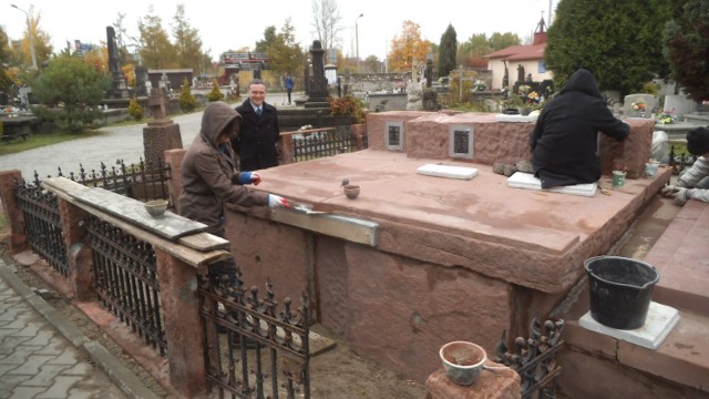 Dąbrowskie cmentarze pełne są cennych nagrobków. TPDG odnowiło właśnie nagrobek prezydenta Adama Piwowara