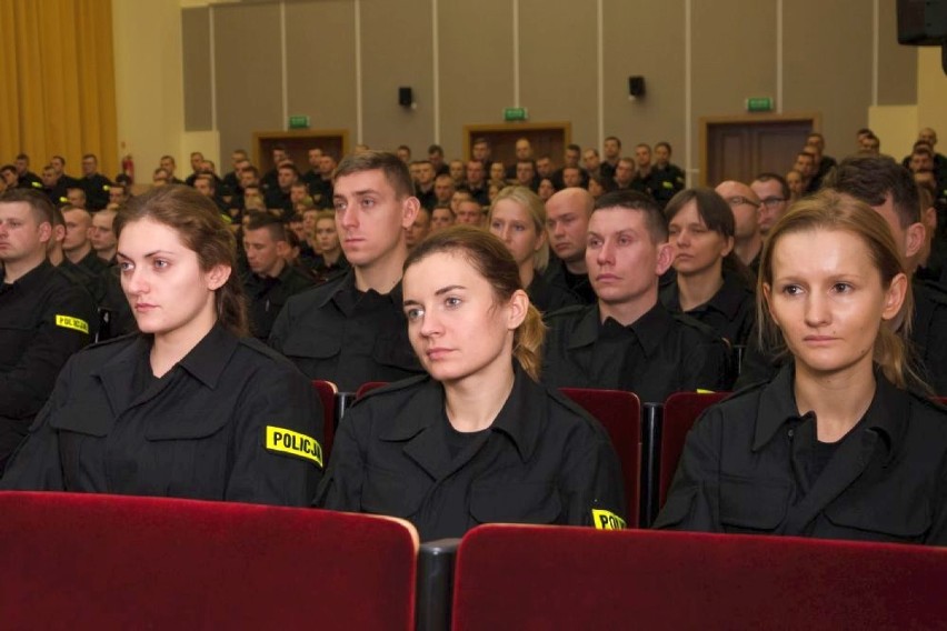 Kilkuset nowo przyjętych policjantów rozpoczęło szkolenie...