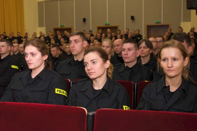 Kilkuset nowo przyjętych policjantów rozpoczęło szkolenie podstawowe w murach słupskiej Szkoły Policji. Przez sześć miesięcy młodzi ludzie zdobywać będą wiedzę i umiejętności, które pozwolą im na rozpoczęcie policyjnej służby. Piątek (18 listopada) był pierwszym dniem nauki policyjnego rzemiosła.