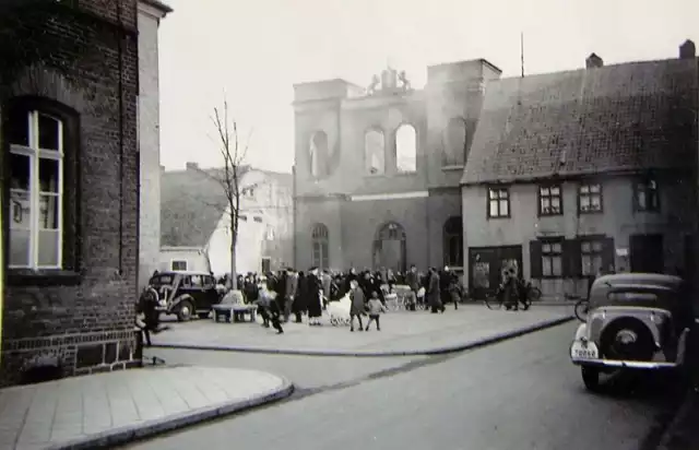 Zdjęcie z 10/11 listopada 1938, dymiące zgliszcza szczecineckiej synagogi widziane z ulicy Szkolnej