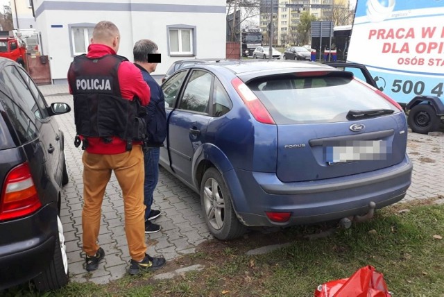 Recydywistę trudniącego się włamaniami do mieszkań zatrzymali policjanci z Komendy Wojewódzkiej Policji w Bydgoszczy. W ich ręce wpadł tuż po włamaniu do mieszkania na bydgoskim Szwederowie. 

W czwartek przed południem policjanci otrzymali zgłoszenie o włamaniu do mieszkania w Fordonie. W sprawę włączyli się kryminalni z Komendy Wojewódzkiej Policji w Bydgoszczy. Po krótkim czasie ustalili mężczyznę podejrzewanego o popełnienie tego przestępstwa 57-letniego mieszkańca Torunia. Spodziewali się też kolejnego włamania.  

 Około godz. 14 namierzyli włamywacza na parkingu przyblokowym przy ul. Brzozowej w Bydgoszczy. Wylegitymowali go, a następnie przeszukali jego i samochód którym przyjechał. 

- 57-latek trzymał w ręku torbę, w której znajdował się łom, klin oraz rękawiczki. Natomiast w jego samochodzie kryminalni znaleźli torebkę damską z dokumentami, pieniądze oraz złotą i srebrną biżuterię damską. Mężczyzna przyznał, że zabezpieczone mienie pochodzi z kradzieży - informuje kom. Przemysław Słomski z Zespołu Prasowego KWP w Bydgoszczy. 

Według ustaleń policji, mężczyzna chwilę wcześniej okradł mieszkankę Szwederowa. Policjanci sprawdzili go w swojej bazie. Wtedy wyszło na jaw, że 57-latek został jakiś czas temu zwolniony w więzienia na przerwę w odbywaniu ośmioletniej kary. 

- Śledczy z bydgoskiego Szwederowa przedstawili mu łącznie trzy zarzuty dotyczące kradzieży z włamaniem, kradzieży oraz usiłowania kradzieży z włamaniem. Z zebranego materiału dowodowego wynika, że dwa dni wcześniej 57-latek próbował włamać się do jednego z mieszkań na terenie Szwederowa. Nie wykluczone, że lista zarzutów się wydłuży.
Kryminalni typują go też do innych włamań na terenie województwa - dodaje policja. 



Flesz - wypadki drogowe. Jak udzielić pierwszej pomocy?

