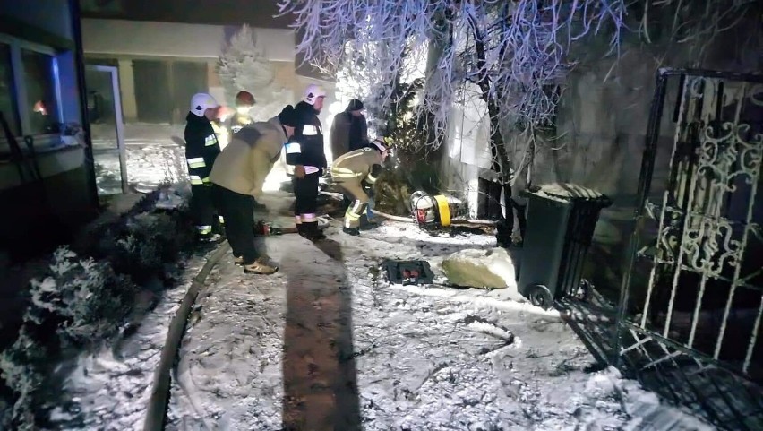 Z pożarem budynku w Rybowie walczyli między innymi strażacy...