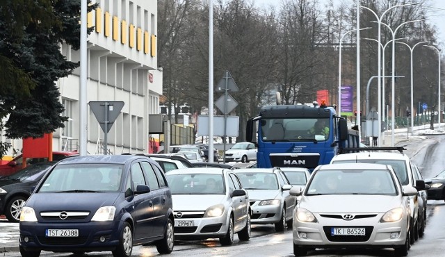 Mieszkańcy Czarnowa chcą wprowadzenia zakazu ruchu tranzytowego dla tirów na ulicy Jagiellońskiej.