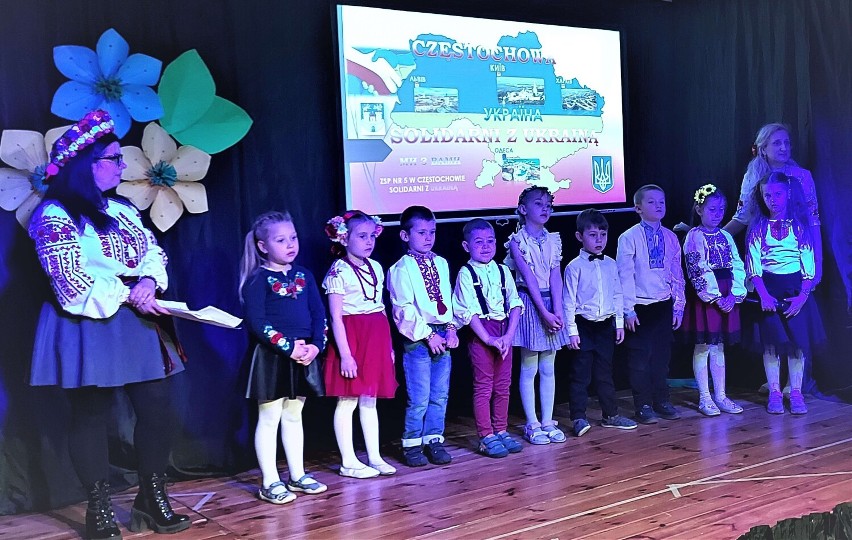 Dzieci wystąpiły w Częstochowie dla ukraińskich kobiet. Koncert w Zespole Szkolno-Przedszkolnym nr 5