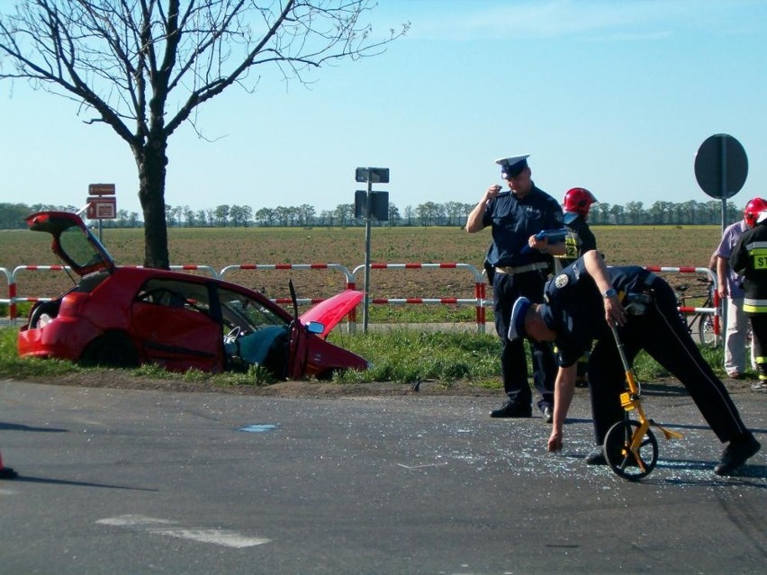 Zderzenie dwóch samochodów na drodze krajowej K-32