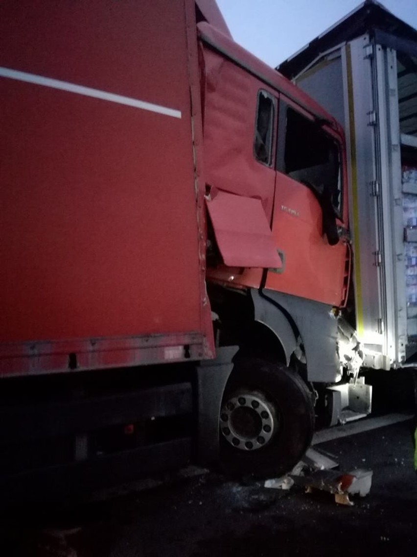 Siedlec Duży: Zderzenie dwóch ciężarówek na DK 1. Na miejscu interweniowali strażacy [ZDJĘCIA]