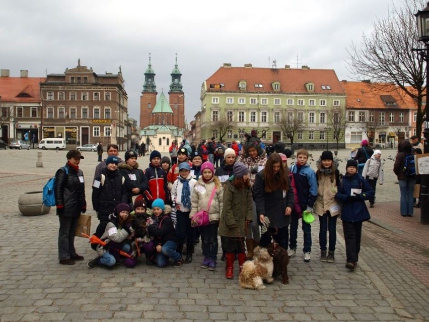 Uczniowie maszerując witali wiosnę