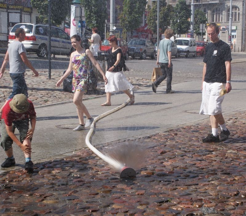 Kurtyny wodne chłodzą poznaniaków [ZDJĘCIA, WIDEO]