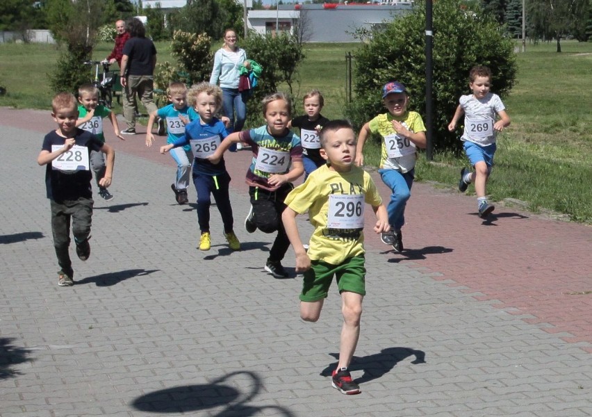 Bieg dzieci nad zalewem Borki w Radomiu.