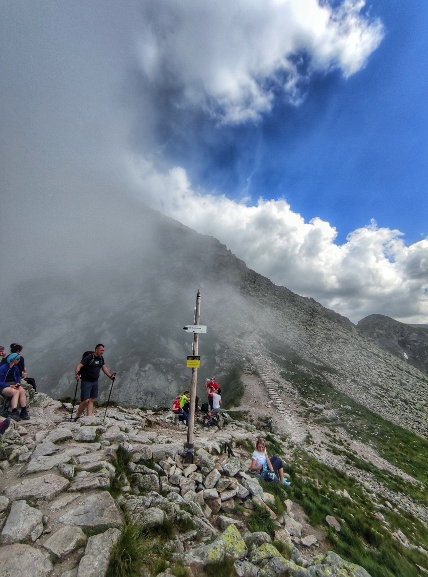 Tatry. Mimo niepokojących prognoz, w górach nie brakuje turystów. Zdobywają szczyty nawet we mgle