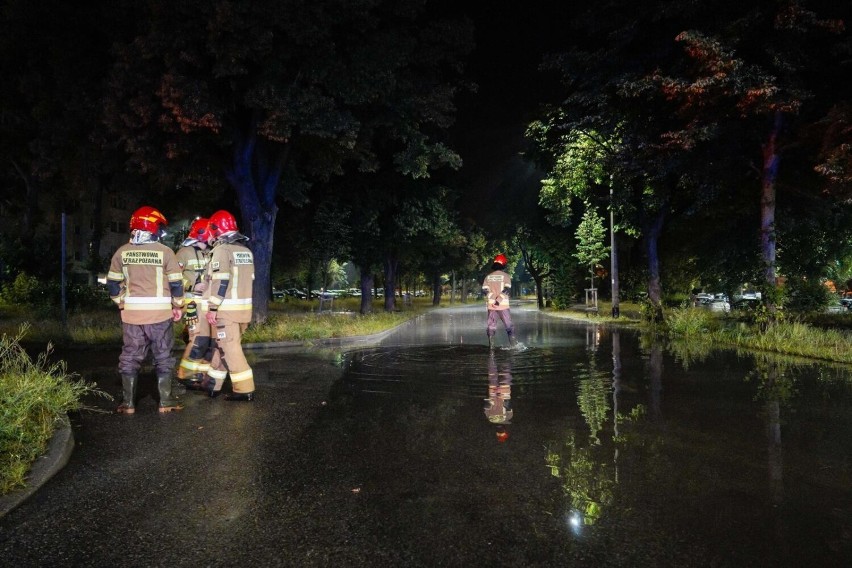 Awaria wodociągowa na gdańskiej Żabiance na ulicy Gospody w nocy z 17 na 18.08.2022. Woda z pękniętej rury zalała ulicę i samochody