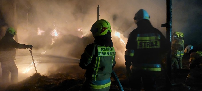 Pożar budynków gospodarczych w Kłudzicach. Duże straty, akcja ratownicza trwała kilka godzin ZDJĘCIA