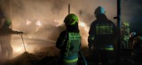 Pożar zabudowań gospodarczych w Kłudzicach. Akcja ratownicza trwała kilka godzin