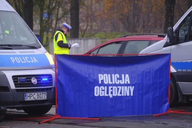 W piątek po godzinie 5.30 na placu Rapackiego w Toruniu doszło do śmiertelnego potrącenia. Kierowca peugeota 306 potrącił na przejściu dla pieszych mężczyznę. 

W tym czasie sygnalizacja świetlna była w trybie pulsacyjnym. W wyniku wypadku przechodzący przez jezdnię człowiek poniósł śmierć na miejscu. W tej chwili trwają czynności policyjne. Kierowca był trzeźwy.

(MF)



