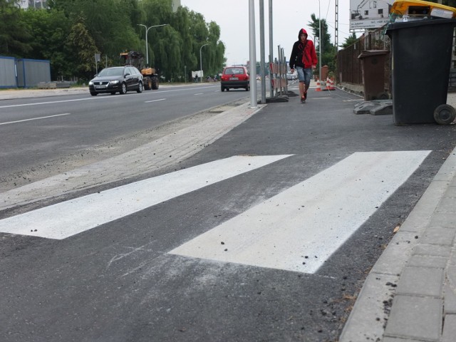 -&nbsp;Zdębiałem, kiedy zobaczyłem ten wytwór rodzimej myśli technicznej - śmieje się pan Tomasz, który mieszka przy ul. Niemodlińskiej. - Gdybym miał stosować się do tego, co zbudowano, to musiałbym zejść z chodnika, przejść przez przejście na ścieżce rowerowej, a następnie iść wąskim pasem z kostki, położonym pomiędzy ścieżką rowerową, a jezdnią. Na końcu tego „chodnika” jest kolejne przejście. Trudno nie nazwać tego inaczej niż absurd. Zastanawiam się, kto i dlaczego coś takiego wymyślił?

