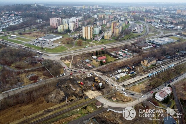 W Dąbrowie Górniczej Gołonogu powstaje centrum przesiadkowe i nowy układ komunikacyjny. Od 13 stycznia zamknięta zostanie część al. Zagłębia Dąbrowskiego 

Zobacz kolejne zdjęcia/plansze. Przesuwaj zdjęcia w prawo - naciśnij strzałkę lub przycisk NASTĘPNE
