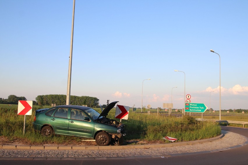 Kierowca volkswagena rozbił się na rondzie przy obwodnicy Wielunia. Był pijany FOTO