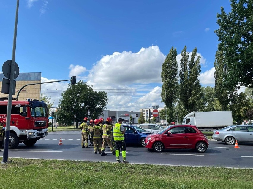 Na al. Pokoju w Krakowie zderzyły się dwa samochody. Są ranni. Uważajcie na utrudnienia