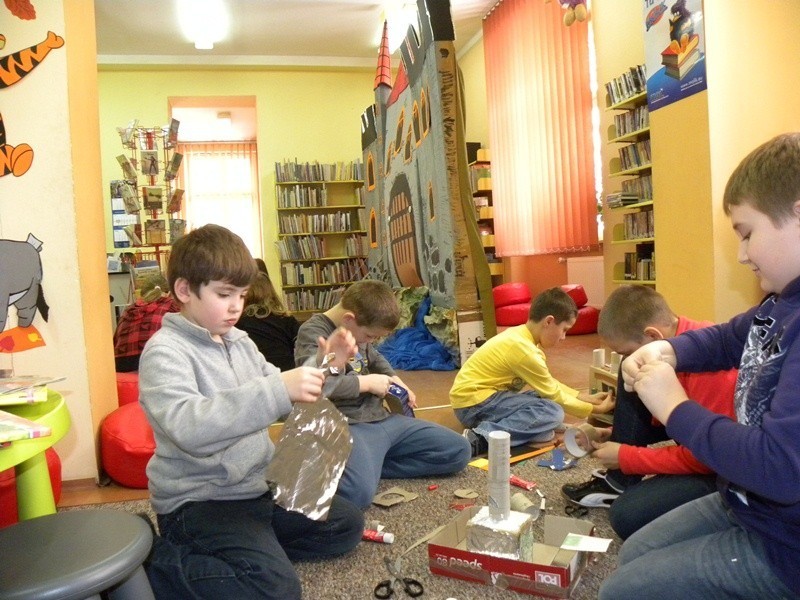 Ferie w Raciborzu: W bibliotece robią z dzieci rycerzy [ZDJĘCIA]