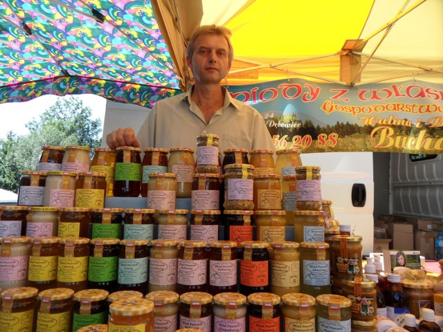 Bogusław Buchalik z gospodarstwa pasiecznego w Kostkowicach na Śląsku Cieszyńskim prezentuje różne produkty pszczelarskie.