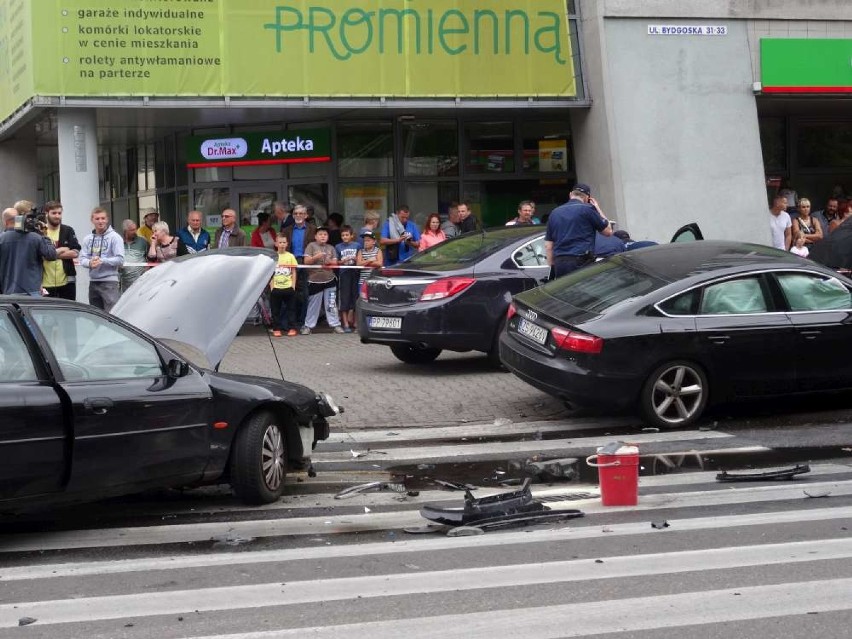 Audi wpadło na dwa inne samochody