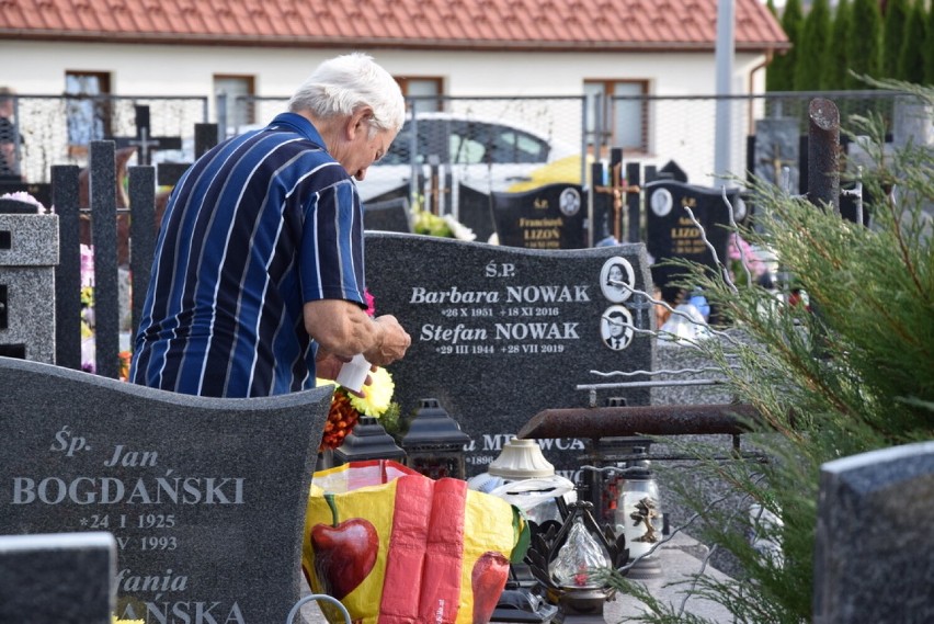 Sądeczanie porządkują groby bliskich