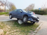 Mistrz parkowania w Głogowie. Stanął autem na głazie (FOTO)