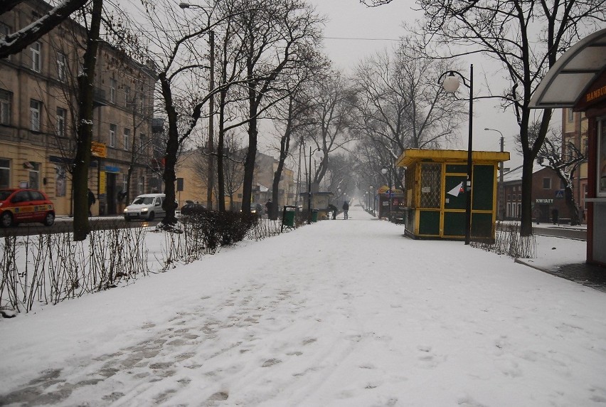 Tomaszowskie ulice znów zasypane śniegiem, jest ślisko i niebezpiecznie