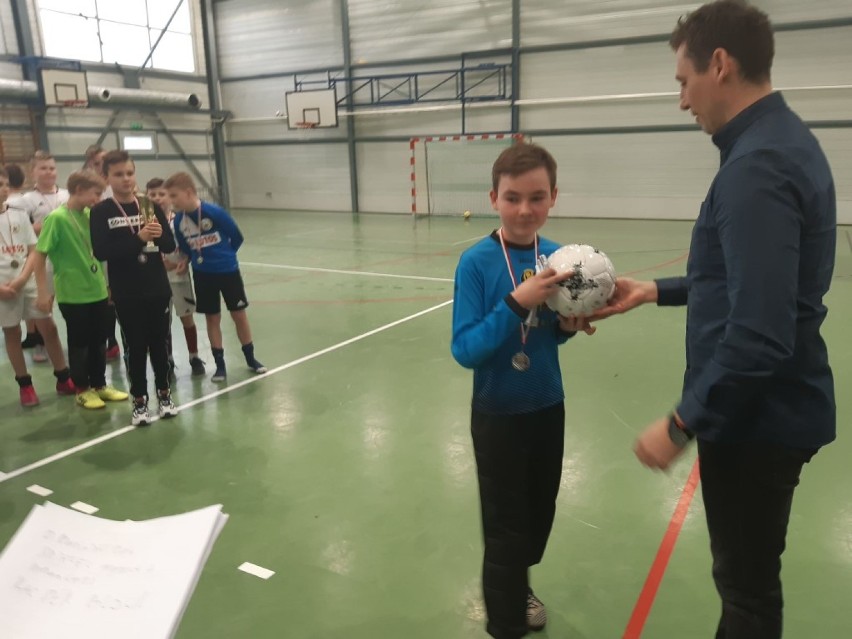 W Zespole Szkolno - Przedszkolnym w Marzęcinie młodzi sportowcy rozegrali turniej  i szlifowali formę
