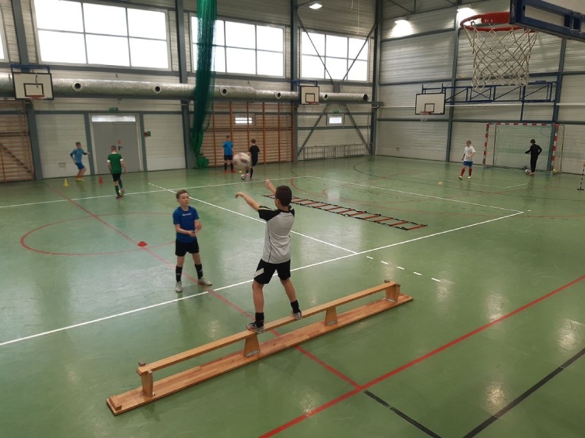 W Zespole Szkolno - Przedszkolnym w Marzęcinie młodzi sportowcy rozegrali turniej  i szlifowali formę