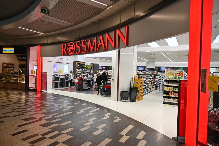 Czynna jest drogeria sieci Rossmann. Klientów jest niewielu....