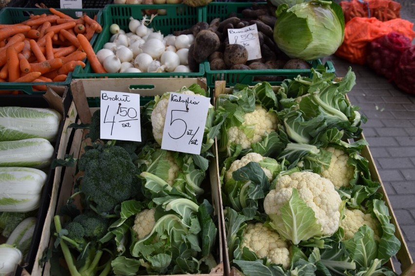 Ceny warzyw na targowisku w Kościerzynie. Sprawdziliśmy po ile marchew i buraki [ZDJĘCIA]