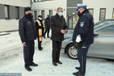 Kazimierscy policjanci mają nowy radiowóz. Zakup samochodu w połowie wsparły władze samorządowe powiatu. Kluczyki już przekazane 