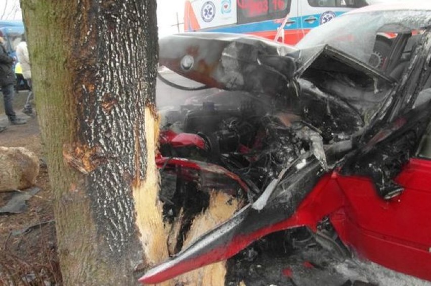 Wypadek: pożar samochodu po uderzeniu w drzewo