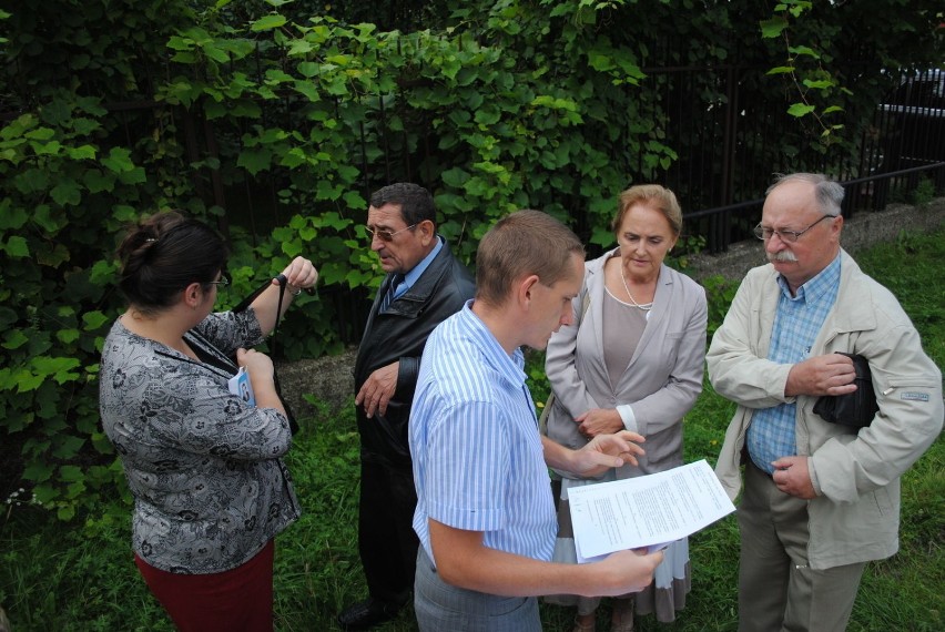 Pracownik gminy informuje panią poseł o zamierzeniach gminy...