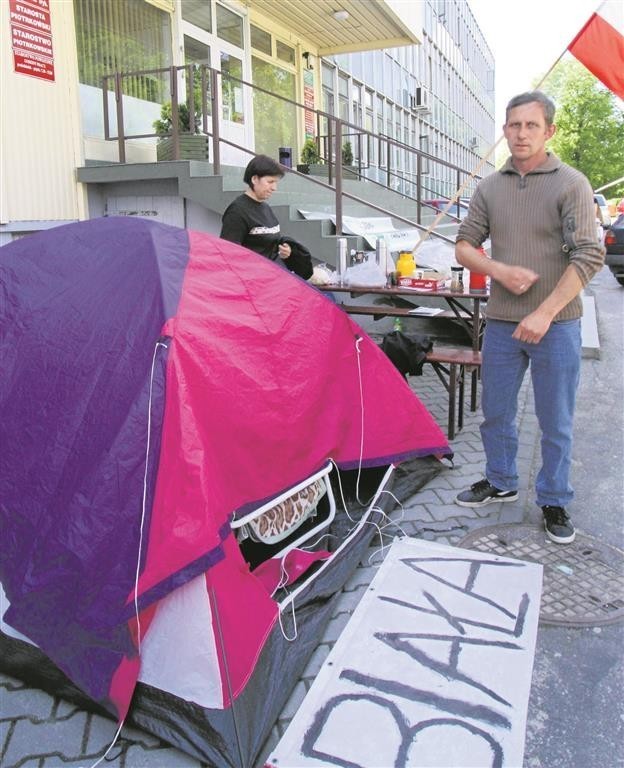 W maju protestujacy rozbili miasteczko namiotowe pod starostwem