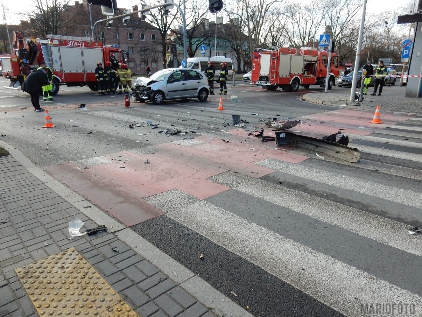 Groźny wypadek policyjnego radiowozu w Opolu. Zderzenie dwóch samochodów na skrzyżowaniu Ozimskiej z Plebiscytową