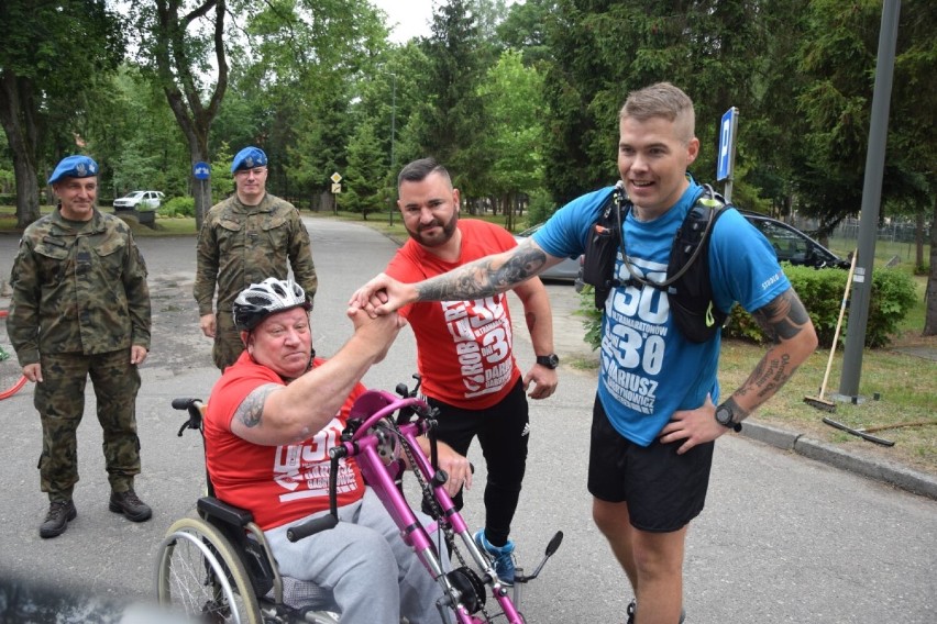 Przebiegł w miesiąc 30 ultramaratonów dla niepełnosprawnego...