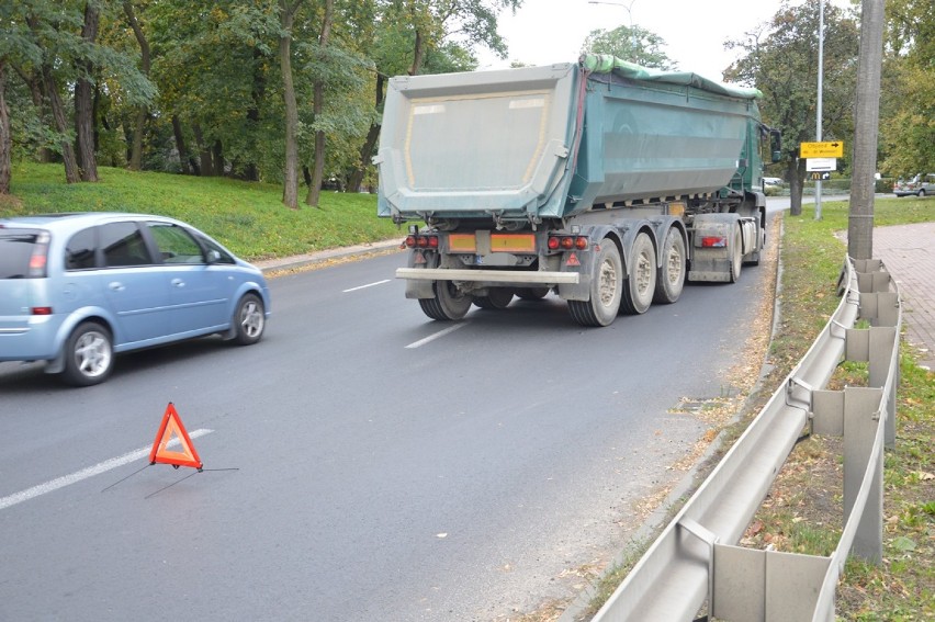 Poranne zderzenie auta i ciężarówki zakorkowały duże rondo w Głogowie
