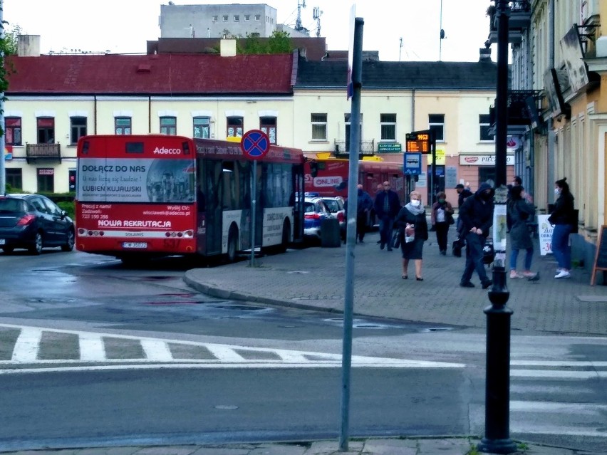 Audi uderzyło w autobus MPK w centrum Włocławka [zdjęcia]