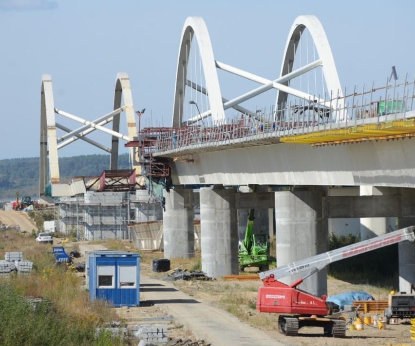 Wrzesień 2016 r. Powstaje charakterystyczny most na...