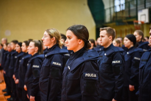 Ślubowanie nowych policjantów w województwie łódzkim - w szeregi policji wstąpiło 101 funkcjonariuszy, styczeń 2023